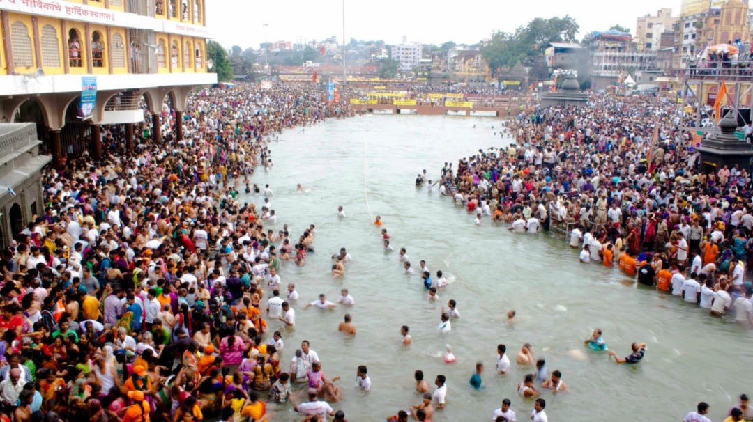 Pilgrims gathered along the ghats of the Godavari river during the Nashik Simhastha Kumbh Mela